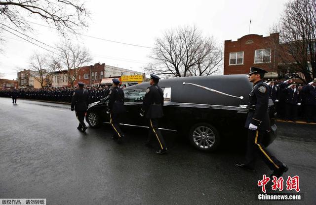 纽约遇袭华裔警员葬礼举行 数百警员“转身”抗议市长