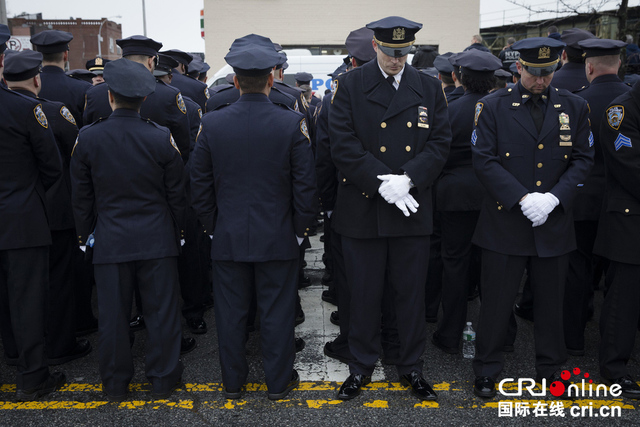 纽约遇袭华裔警员葬礼举行 数百警员“转身”抗议市长