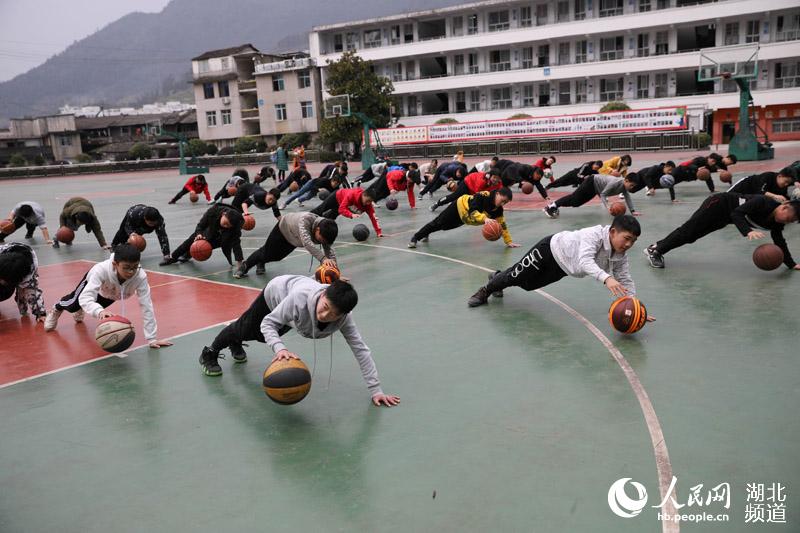 湖北鹤峰：下象棋打篮球 学生选课走班嗨翻校园