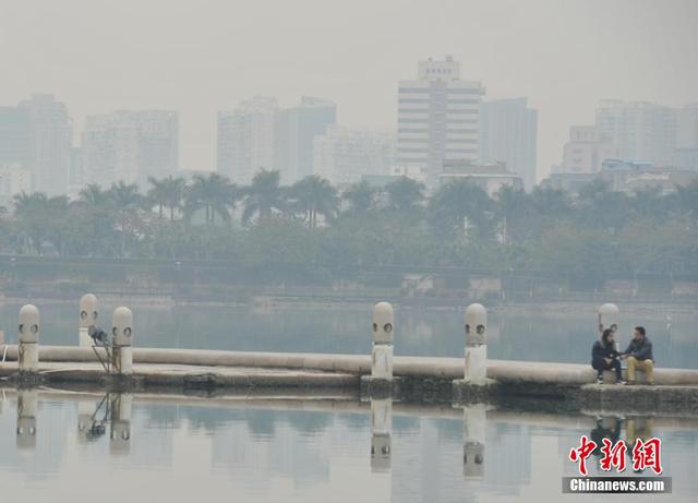 被雾霾"吞噬"的城市