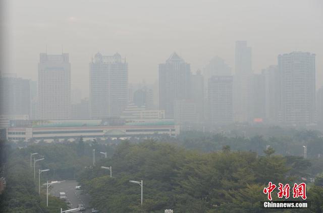 被雾霾"吞噬"的城市