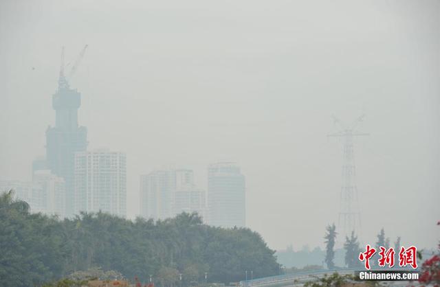 被雾霾"吞噬"的城市