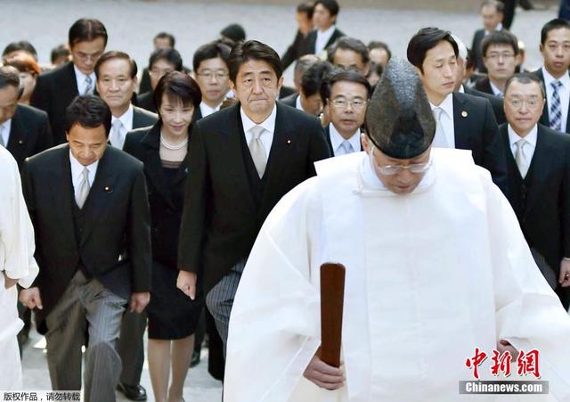 日本首相安倍晋三新年循例参拜伊势神宫