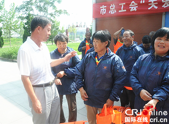 滨州市总工会开展”为环卫工人送清凉“活动_fororder_慰问环卫工人