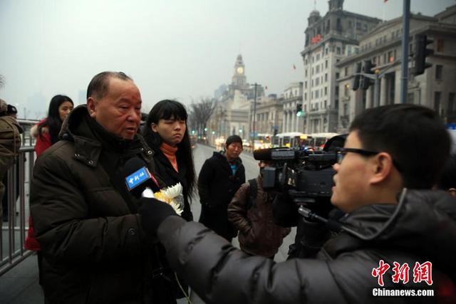 上海警方在外滩拥挤踩踏事发地加强警力