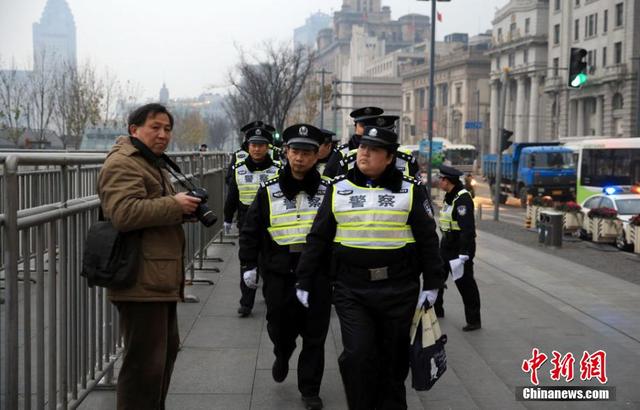 上海警方在外滩拥挤踩踏事发地加强警力