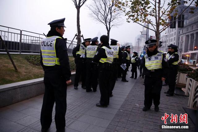 上海警方在外滩拥挤踩踏事发地加强警力