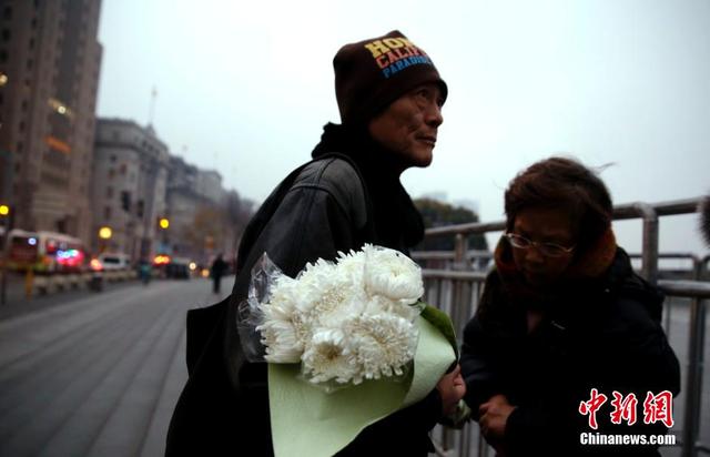 上海警方在外滩拥挤踩踏事发地加强警力