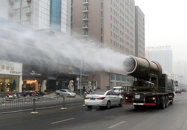 郑州街头现“防霾神器”雾炮车