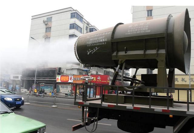 郑州街头现“防霾神器”雾炮车