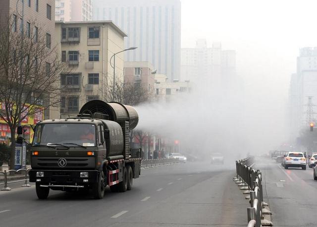 郑州街头现“防霾神器”雾炮车