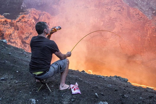 新西兰男子坐火山口烤棉花糖喝啤酒