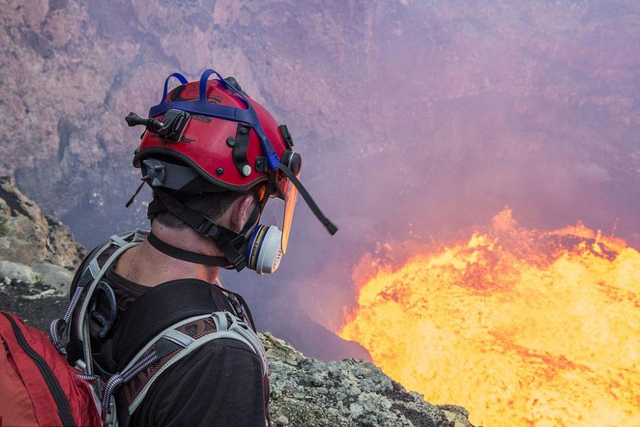 新西兰男子坐火山口烤棉花糖喝啤酒