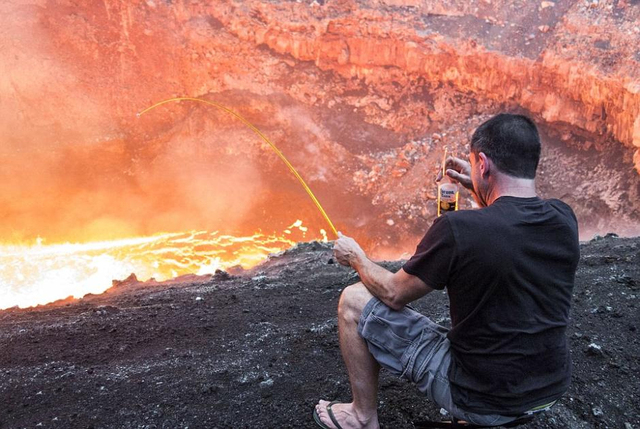 新西兰男子坐火山口烤棉花糖喝啤酒