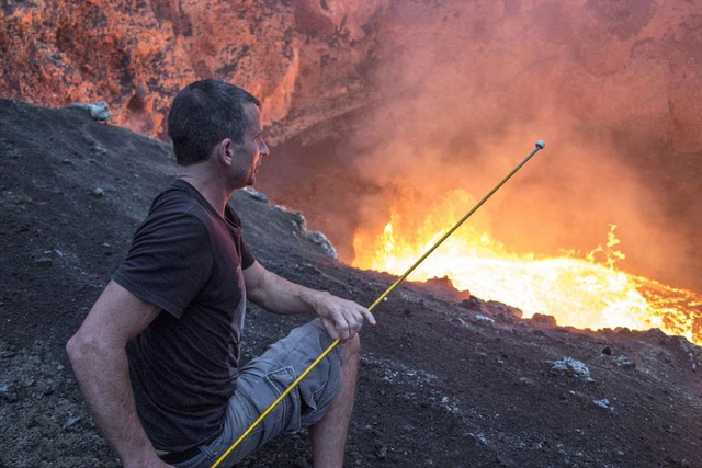 新西兰男子坐火山口烤棉花糖喝啤酒