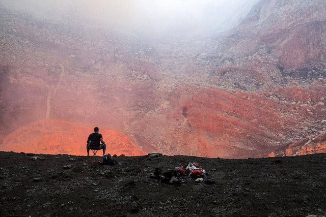 新西兰男子坐火山口烤棉花糖喝啤酒