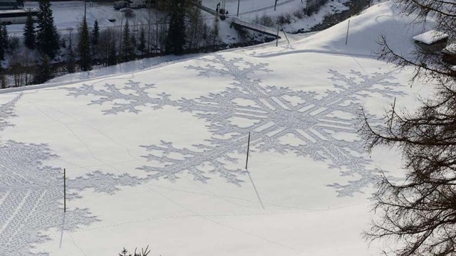 英国艺术家用双脚在雪地绘制几何图形