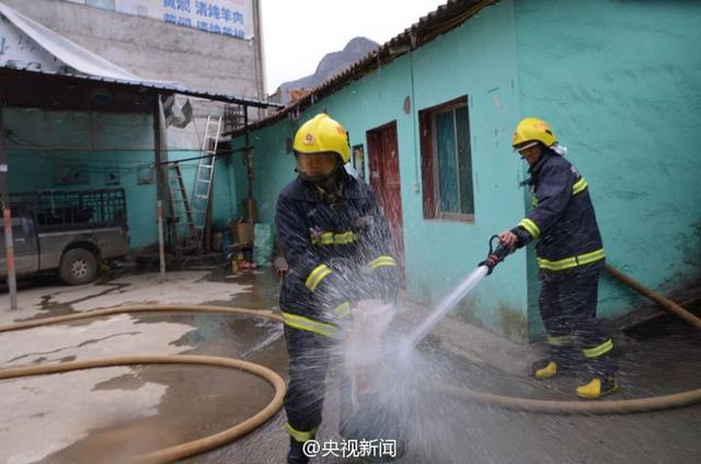 贵州又现“抱火哥” 冒死转移着火液化气罐