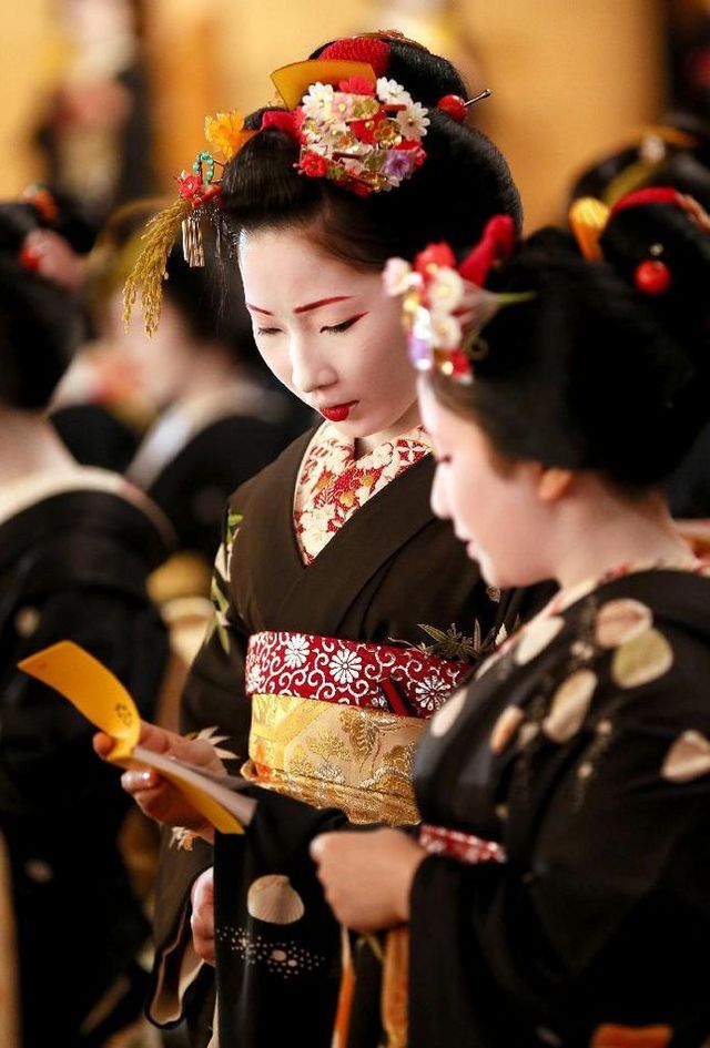 日本京都花街艺妓举行新年开业仪式