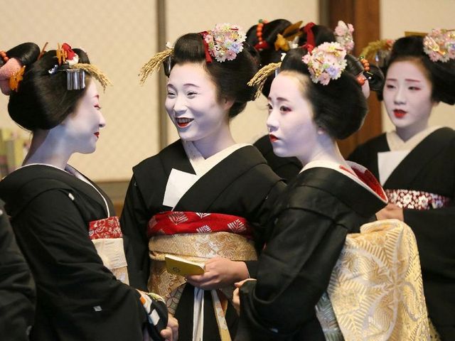 日本京都花街艺妓举行新年开业仪式