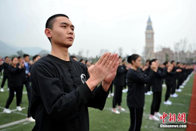 成都万人齐打咏春拳获吉尼斯世界纪录