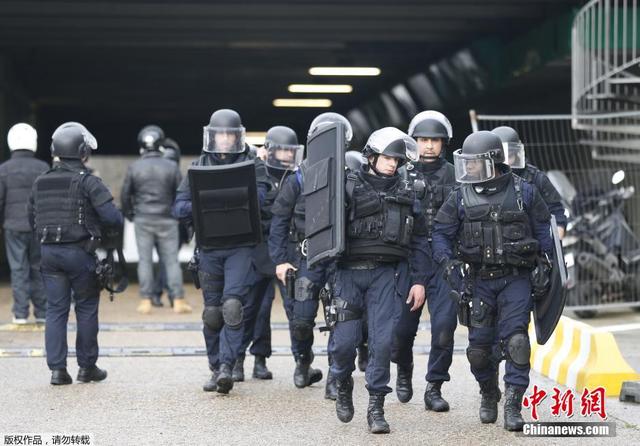 法国警方在巴黎东郊人质劫持案现场击毙劫持者