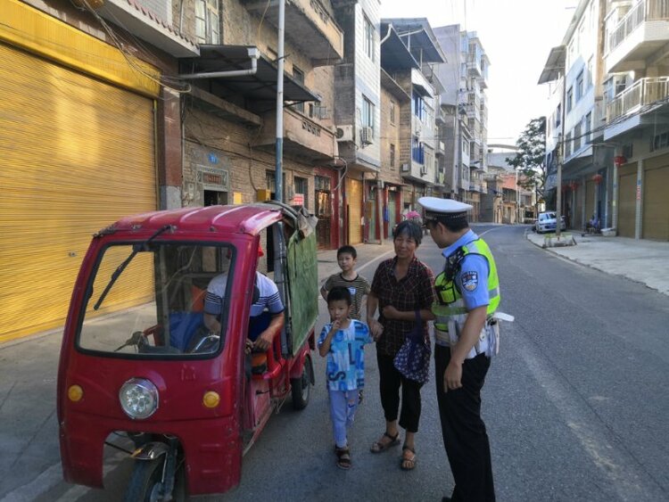 【有修改】老人为就医乘坐违法车辆 民警理性执法警车护送