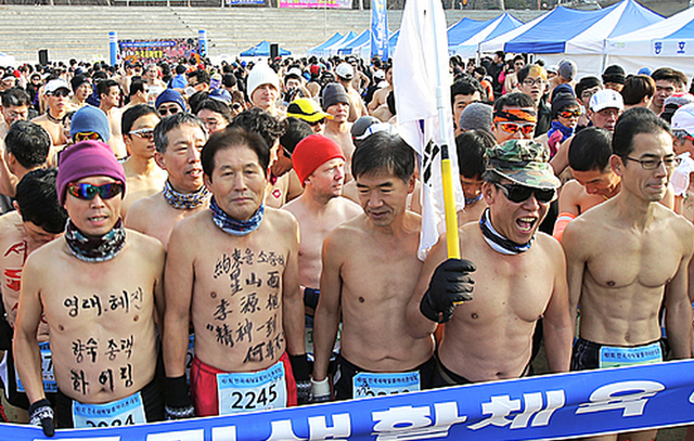 韩国大邱举办“裸体马拉松” 700人寒冬光膀跑步