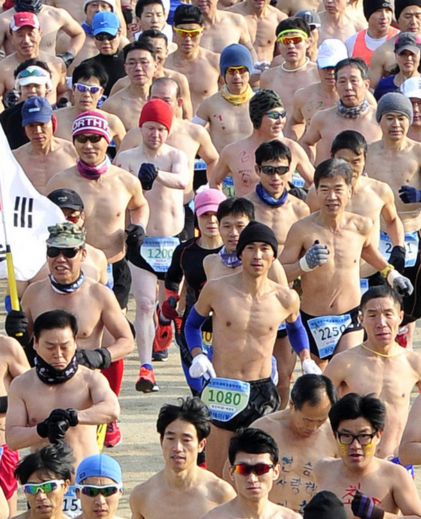 韩国大邱举办“裸体马拉松” 700人寒冬光膀跑步