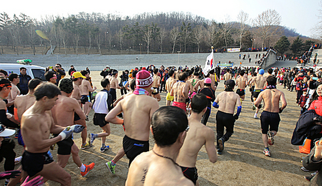 韩国大邱举办“裸体马拉松” 700人寒冬光膀跑步