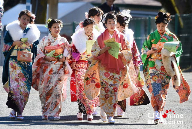 日本青年男女庆祝成人礼 喝酒祈福欢乐多