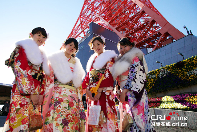 日本青年男女庆祝成人礼 喝酒祈福欢乐多