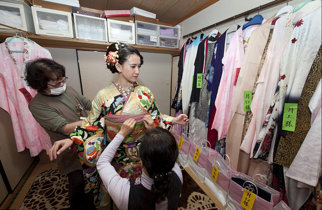 日本青年男女庆祝成人礼 喝酒祈福欢乐多