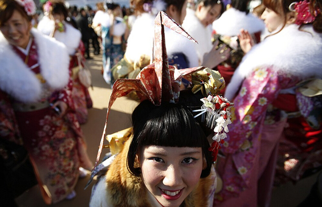 日本青年男女庆祝成人礼 喝酒祈福欢乐多