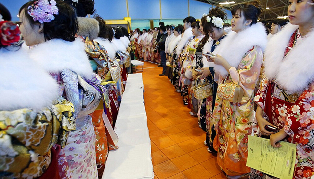 日本青年男女庆祝成人礼 喝酒祈福欢乐多