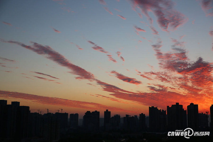 【焦点图 显示图在稿件最下方】大雨过后 西安早霞美爆了