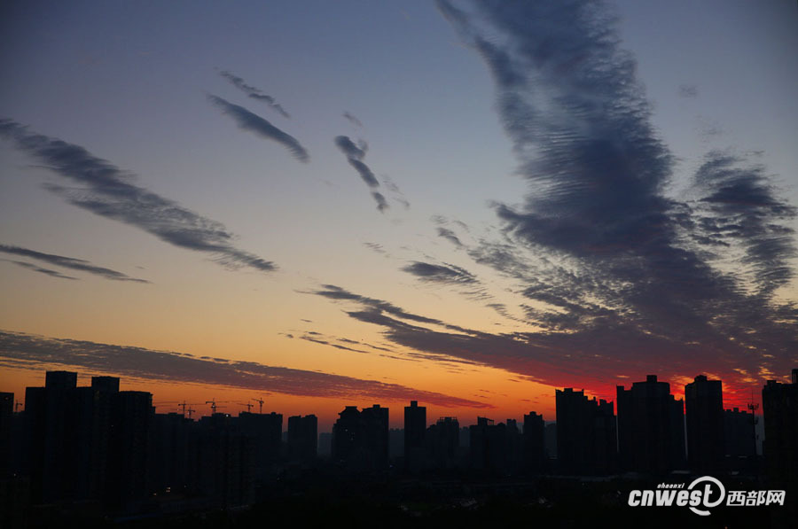 【焦点图 显示图在稿件最下方】大雨过后 西安早霞美爆了