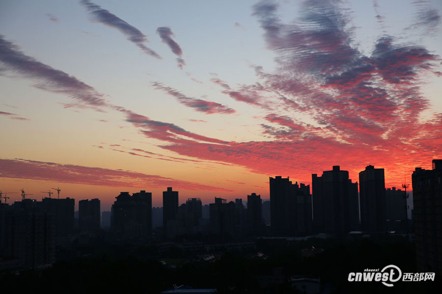 【焦点图 显示图在稿件最下方】大雨过后 西安早霞美爆了