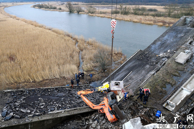 俄罗斯一座大桥坍塌 造成4人死亡