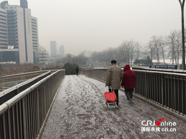 北京城区迎来2015年首场降雪