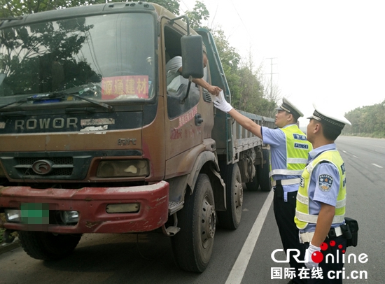 临沂交警持续作战“全员上路查违法”_fororder_民警进行例行检查 高杜娟 摄影