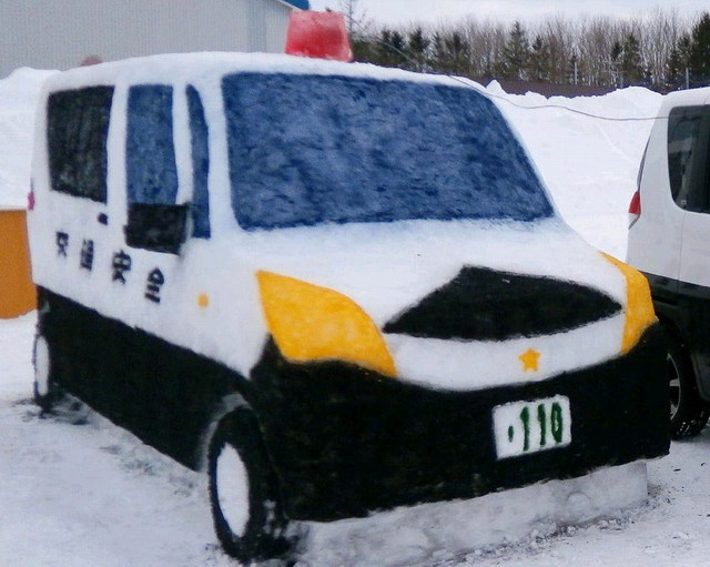 日本警察制作雪雕巡逻车 和真车一个样