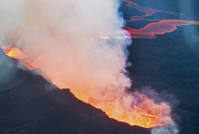 荷兰摄影师抓拍冰岛火山喷发原始之美