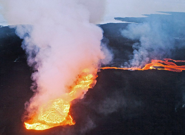 荷兰摄影师抓拍冰岛火山喷发原始之美