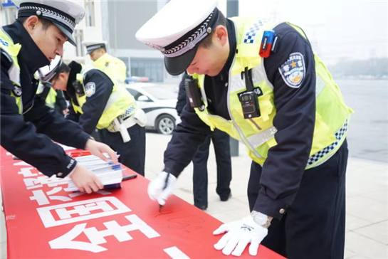 西安沣西交巡警开展“细节关乎生命 安全文明出行”主题活动