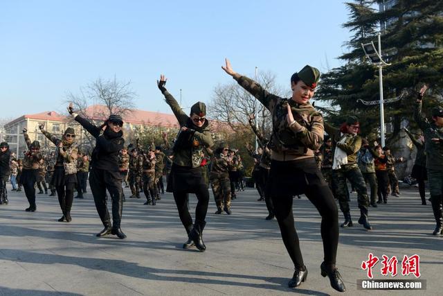 北京广场舞升级 大妈齐跳水兵舞