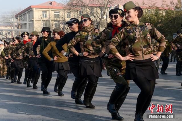 北京广场舞升级 大妈齐跳水兵舞