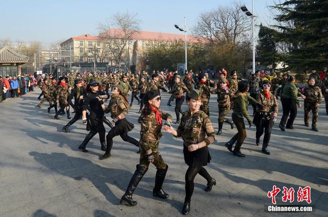 北京广场舞升级 大妈齐跳水兵舞