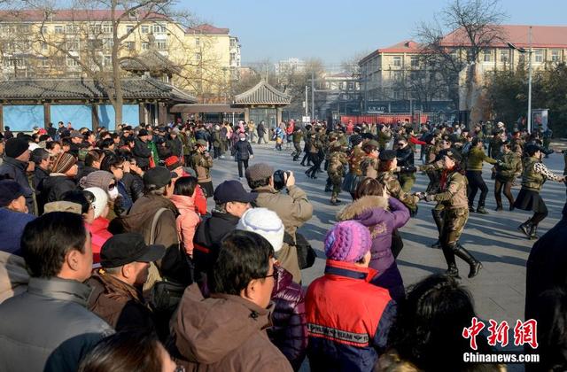 北京广场舞升级 大妈齐跳水兵舞