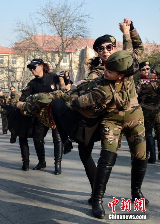 北京广场舞升级 大妈齐跳水兵舞